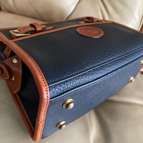 Sale! LKNW Dooney & Bourke Vintage Buckle Bag Navy/Black Pebble Leather AWL - Picture 4 of 14